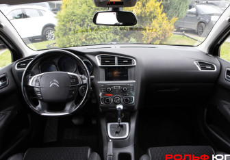 Подержанный автомобиль Citroen C4 Hatchback 2011 года (11 фото)