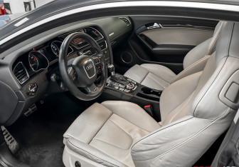 Подержанный автомобиль Audi RS 5 Coupe 2010 года (25 фото)