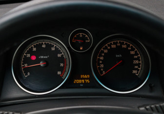 Подержанный автомобиль Opel Astra Sedan 2010 года (12 фото)
