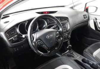 Подержанный автомобиль Kia Ceed Hatchback 2013 года (7 фото)