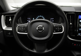 Подержанный автомобиль Volvo XC60 2019 года (10 фото)