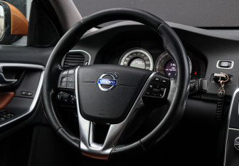 Подержанный автомобиль Volvo S60 2012 года (11 фото)