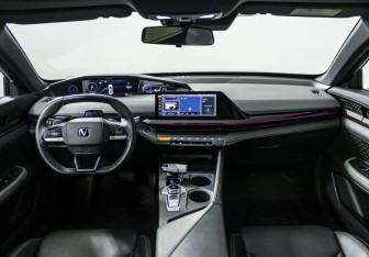 Подержанный автомобиль Changan UNI-V 2023 года (14 фото)