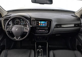 Подержанный автомобиль Mitsubishi Outlander 2017 года (14 фото)