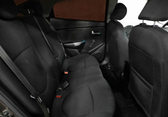 Подержанный автомобиль Kia Rio Sedan 2015 года (14 фото)