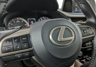 Подержанный автомобиль Lexus RX 2021 года (25 фото)