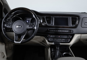 Подержанный автомобиль Kia Carnival 2019 года (12 фото)