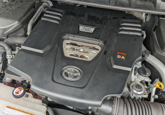 Подержанный автомобиль Toyota Land Cruiser Suv 2022 года (9 фото)