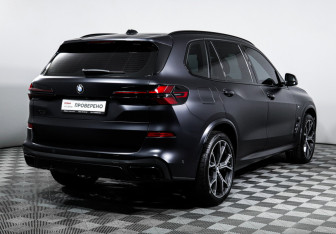 Подержанный автомобиль BMW X5 2025 года (5 фото)
