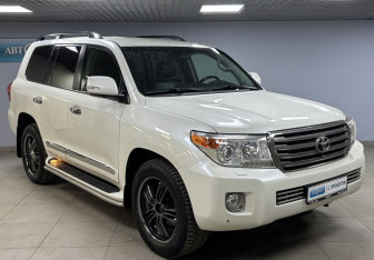 Подержанный автомобиль Toyota Land Cruiser Suv 2014 года (3 фото)