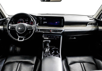 Подержанный автомобиль Kia K5 2021 года (11 фото)