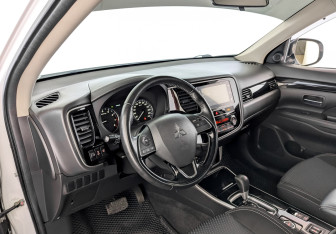 Подержанный автомобиль Mitsubishi Outlander 2019 года (16 фото)
