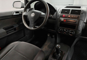 Подержанный автомобиль Volkswagen Polo Hatchback 2008 года (10 фото)