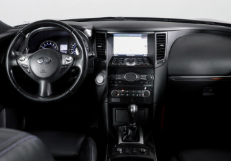Подержанный автомобиль Infiniti QX70 2017 года (12 фото)