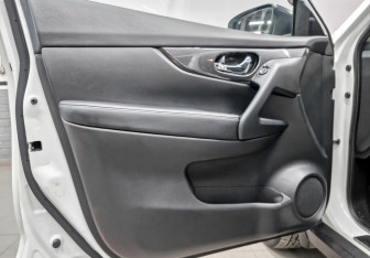 Подержанный автомобиль Nissan X-Trail 2017 года (21 фото)