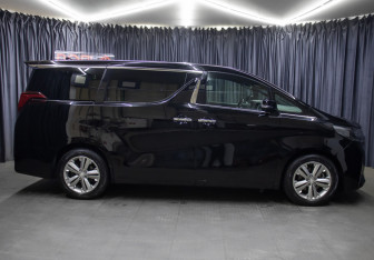 Подержанный автомобиль Toyota Alphard 2019 года (4 фото)