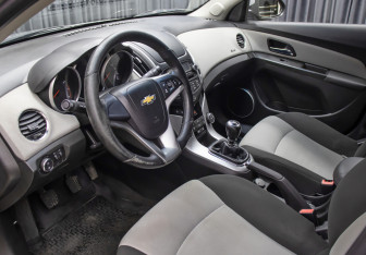Подержанный автомобиль Chevrolet Cruze Sedan 2014 года (15 фото)