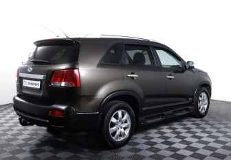 Подержанный автомобиль Kia Sorento 2010 года (5 фото)