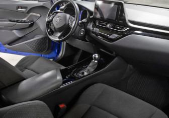 Подержанный автомобиль Toyota C-HR 2019 года (11 фото)