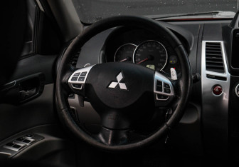 Подержанный автомобиль Mitsubishi Pajero Sport 2015 года (12 фото)