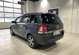 Подержанный автомобиль Opel Zafira Compactvan 2011 года (6 фото)