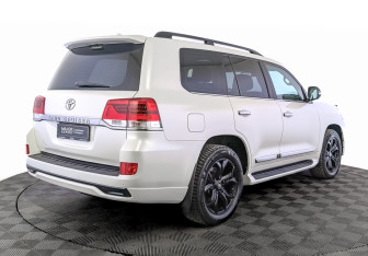 Подержанный автомобиль Toyota Land Cruiser Suv 2016 года (5 фото)