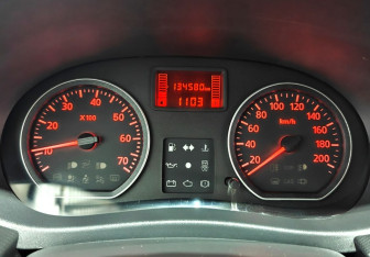 Подержанный автомобиль Renault Sandero 2011 года (13 фото)