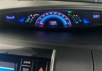 Подержанный автомобиль Toyota Estima 2012 года (12 фото)
