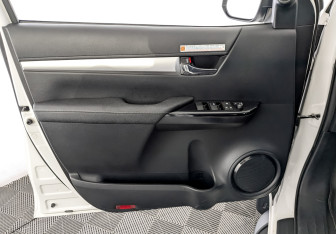 Подержанный автомобиль Toyota Hilux 2020 года (19 фото)