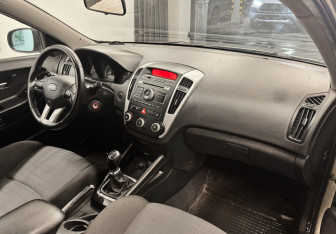 Подержанный автомобиль Kia Ceed Hatchback 2010 года (8 фото)