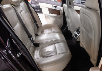 Подержанный автомобиль Jaguar XF Sedan 2011 года (12 фото)