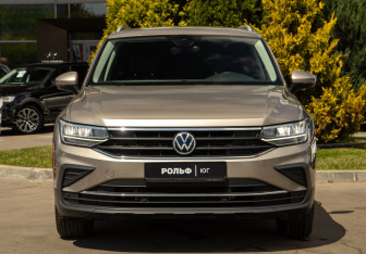 Подержанный автомобиль Volkswagen Tiguan 2021 года (24 фото)