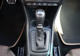 Подержанный автомобиль Skoda Rapid Liftback 2014 года (18 фото)