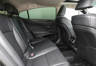 Подержанный автомобиль Lexus ES 2018 года (12 фото)
