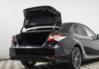 Подержанный автомобиль Toyota Camry Sedan 2018 года (17 фото)