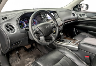 Подержанный автомобиль Infiniti QX60 2017 года (16 фото)
