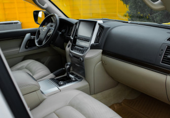 Подержанный автомобиль Toyota Land Cruiser Suv 2020 года (7 фото)