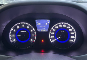 Подержанный автомобиль Hyundai Solaris Sedan 2013 года (12 фото)