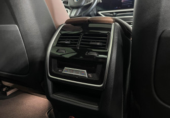 Подержанный автомобиль BMW X7 2022 года (26 фото)