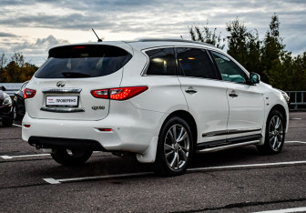 Подержанный автомобиль Infiniti QX60 2014 года (5 фото)