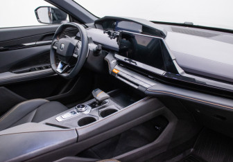Подержанный автомобиль Changan UNI-V 2023 года (10 фото)