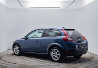 Подержанный автомобиль Volvo C30 2009 года (7 фото)