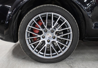 Подержанный автомобиль Porsche Cayenne 2006 года (26 фото)