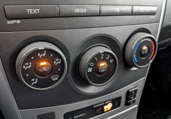 Подержанный автомобиль Toyota Corolla Sedan 2012 года (21 фото)