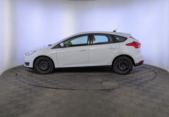Подержанный автомобиль Ford Focus Hatchback 2017 года (8 фото)