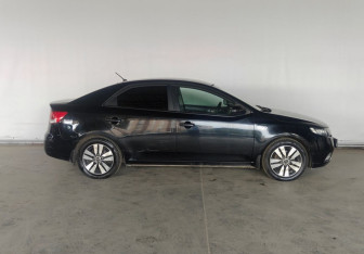 Подержанный автомобиль Kia Cerato Sedan 2013 года (8 фото)