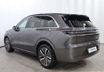 Подержанный автомобиль LiXiang L6 2024 года (6 фото)