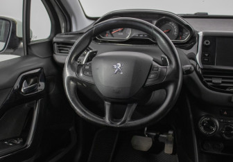 Подержанный автомобиль Peugeot 208 2014 года (15 фото)