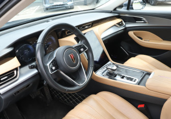 Подержанный автомобиль Hongqi H5 2024 года (13 фото)