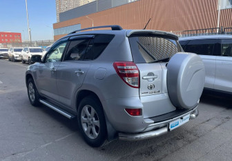 Подержанный автомобиль Toyota RAV4 2011 года (6 фото)